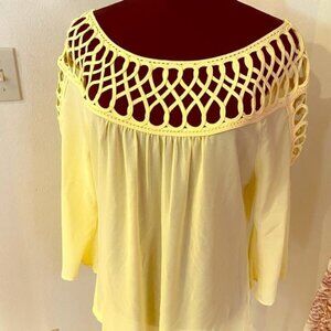 Umgee Soft yellow blouse, cutouts on shoulders and neck, Size M